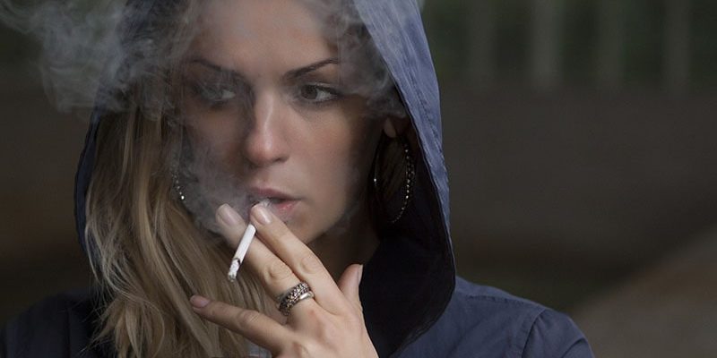 efek rokok pada kulit wajah -wanita merokok